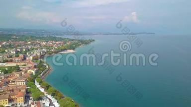 意大利加尔达湖的船只和海岸鸟瞰图。暑假飞越拉戈迪加尔达的船只和海岸线。